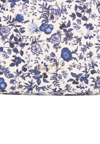 Bijela pozadina s složenim plavim cvjetnim i voćnim uzorkom, s zlatnim natpisom "FABLE ENGLAND" u središtu.