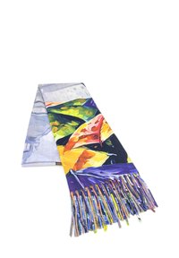 Sciarpa multicolore con un vivo motivo a foglia. Realizzata in tessuto testurizzato con bordo frangiato, che mette in mostra sfumature di blu, verde e giallo.