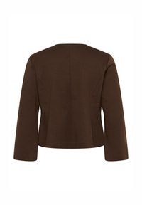 Veste courte marron foncé à manches longues avec coutures ajustées vue de dos sur fond blanc.