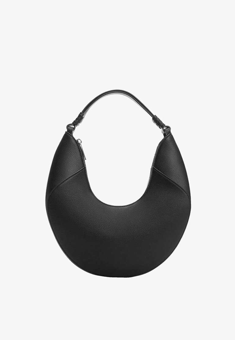 Bolso de cuero negro en forma de media luna con un solo asa curvada y cierre de cremallera sobre un fondo blanco.