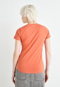 Pepe Jeans NEW VIRGINIA - Apdrukāts T-krekls - sunset orange