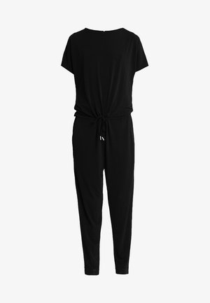 Črn kombinezon s kratkimi rokavi, z vrvico v pasu in zoženimi hlačami. Narejen iz mehke tkanine z gladko teksturo in minimaličnim okrasjem.