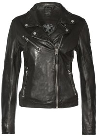 Zwarte leren motorjas met een getailleerd ontwerp, opvallende ritsen aan de voorkant en zijzakken, en een kraag met uitsparing.