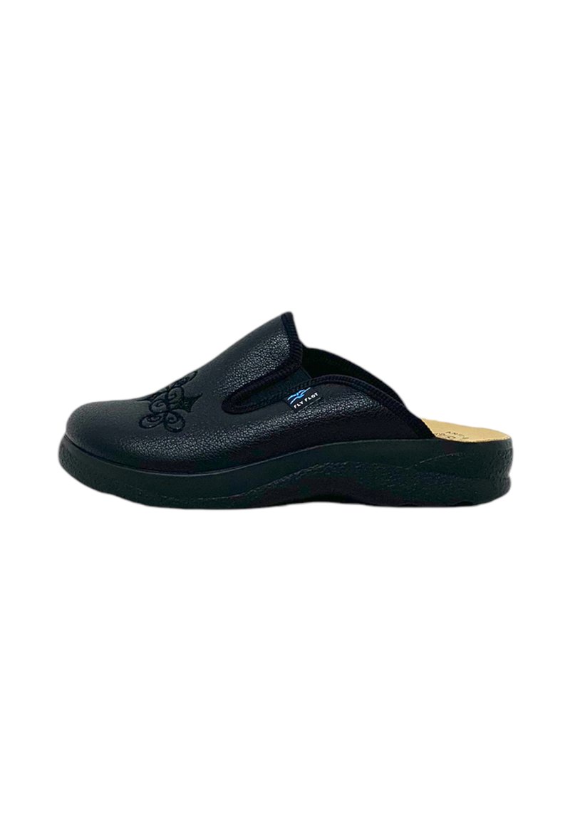 Zoccolo nero senza lacci con tomaia in pelle testurizzata, pannelli laterali elasticizzati, soletta imbottita e una suola in gomma spessa e robusta. Design ricamato sulla parte superiore.