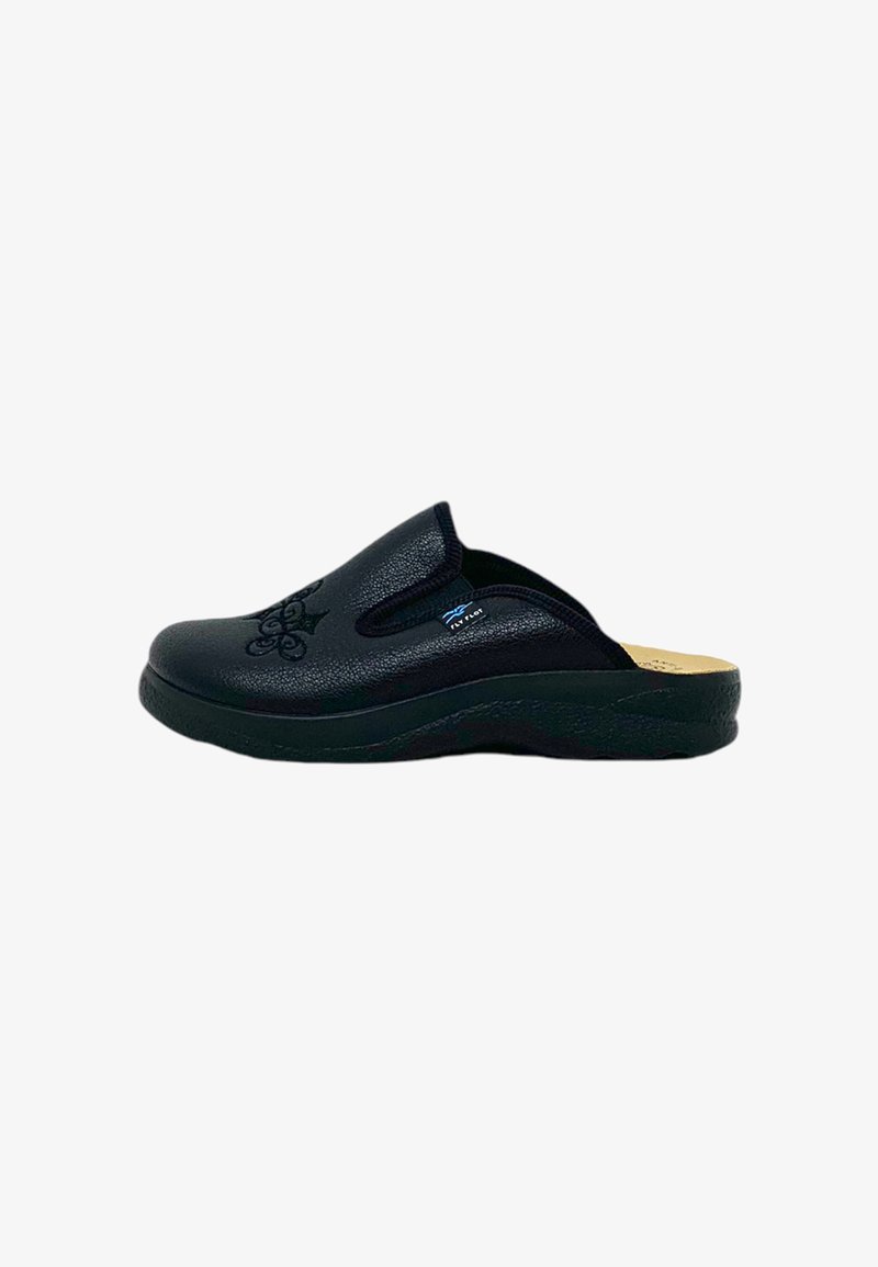 Zoccolo nero senza lacci con tomaia in pelle testurizzata, pannelli laterali elasticizzati, soletta imbottita e una suola in gomma spessa e robusta. Design ricamato sulla parte superiore.