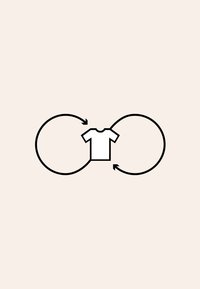 Desenho a linha preta de uma t-shirt centrada entre duas setas circulares, simbolizando um processo de reciclagem de roupas ou uma economia circular em um fundo claro.
