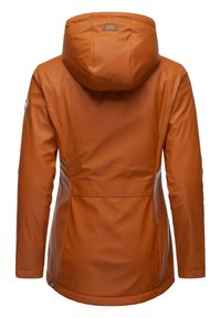 Giacca arancione impermeabile con cappuccio, caratterizzata da un design elegante, una texture liscia e accentuazioni sui pannelli laterali. Polsini regolabili e ventola posteriore.