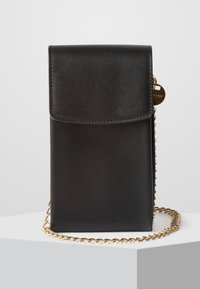 Musta nahkainen olkalaukku, jossa on läppäkansi, kultainen ketjuolkaimessa ja sileä pinta. Laukussa on pieni kultainen tunniste koristeena.