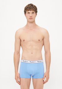 Boxeri din bumbac de culoare albastru deschis, cu o talie neagră pe care este inscripționat logo-ul "Pepe Jeans". Design ajustat, cu o textură netedă și fără modele vizibile.