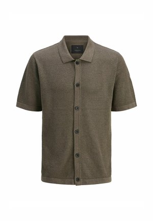 Chemise à manches courtes en tissu olive texturé, avec un col, des boutons noirs et des accents côtelés aux manches et à l'ourlet.