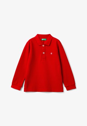 Polo a maniche lunghe rosso, realizzato in cotone, con colletto classico, patta con tre bottoni e un piccolo logo ricamato sul petto.