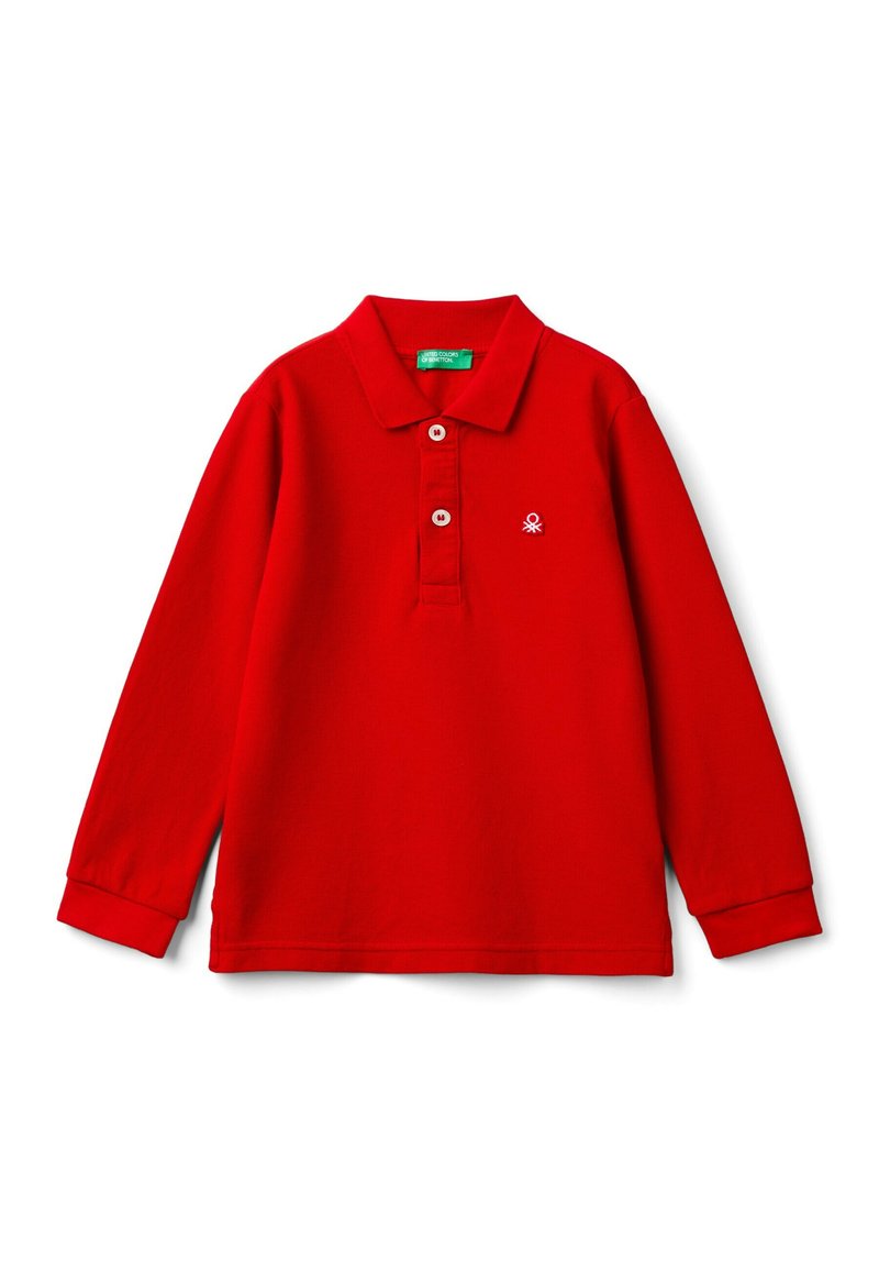 Červená polo košile s dlouhým rukávem vyrobená z bavlny, s klasickým límečkem, tři knoflíky na zapínání a malým vyšívaným logem na hrudi.