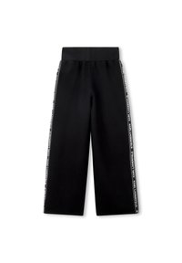Calças largas pretas com uma textura suave, apresentando uma cintura elástica preta e riscas laterais brancas com texto de logo. Design casual.