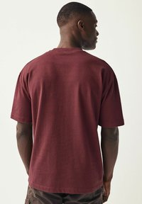 Next HEAVYWEIGHT - Jednoduché tričko - dark pink