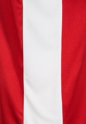 Rød og hvid tekstil med en lodret, fed rød stribe, der flankerer et centralt hvidt bånd, glat tekstur, levende farver.