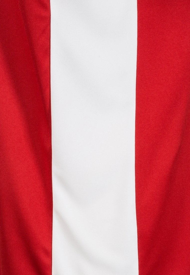 Textil rojo y blanco con una franja roja vertical y gruesa flanqueando una banda central blanca, textura suave, colores vibrantes.