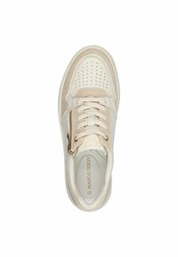 Fehér és bézs sneaker perforált orral, texturált betétekkel, lapos fűzőkkel, arany cipzár részlettel és párnázott talppal. A márkaneve a bélés belsejében található.