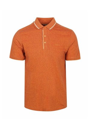 Heren oranje polo met korte mouwen, twee knopen en witte streepdetail op kraag en knoopsluiting.