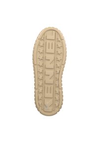 Beige Gummi-Schuhsohle mit strukturiertem Oberflächenmuster, das dreieckige Stollen, kreisförmige und sternförmige Muster sowie das eingestempelte Wort "KENNEL" aufweist.