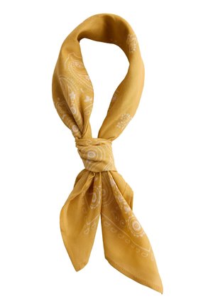Sárga bandana fehér paisley mintákkal, laza csomóba kötve, két lelógó véggel.
