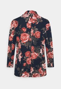 Marinblå blazer med långa ärmar som har ett övergripande mönster av stora röda och rosa rosor samt mörkgröna blad.