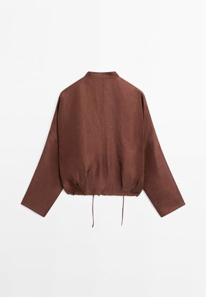 Bruine lange mouwen shirt met een opstaande kraag en verstelbare trekkoordzoom, plat weergegeven tegen een witte achtergrond, achterkant zichtbaar.