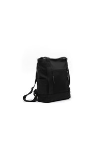 Svart tygväska gjord av hållbart material, med justerbara remmar, en framficka med dragkedja och en sidficka för extra bekvämlighet.