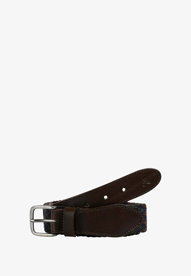 Cinturón de tela tejido en tonos azul oscuro y verde con extremos de cuero marrón. Hebilla metálica con un acabado plateado. Múltiples agujeros de ajuste.
