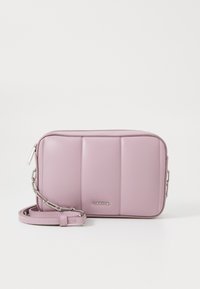 Borsa a tracolla in faux leather rosa di Calvin Klein, con design trapuntato, accentuazione in catena argentata e tracolla regolabile. Forma rettangolare.