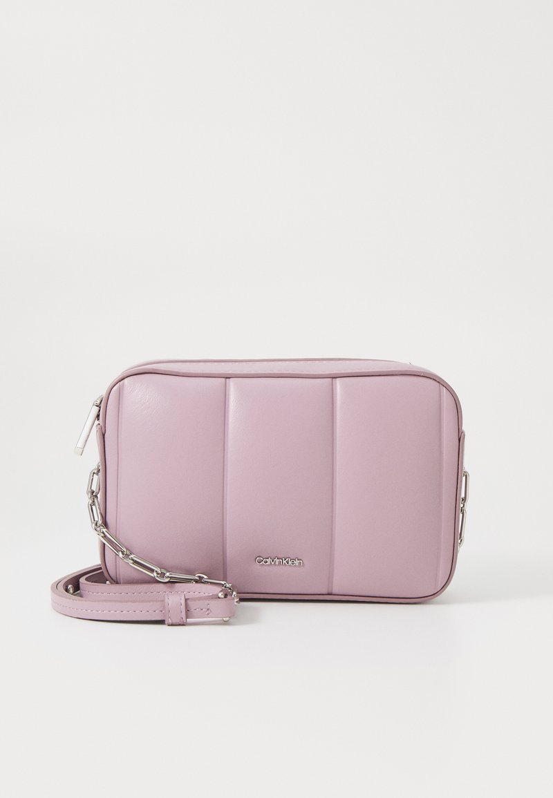 Borsa a tracolla in faux leather rosa di Calvin Klein, con design trapuntato, accentuazione in catena argentata e tracolla regolabile. Forma rettangolare.