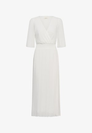 Fehér midi ruha pliszírozott szoknyával, ráncolt derékkal, átlapolt V-nyakú felsőrésszel és könyékig érő pliszírozott ujjakkal.