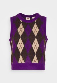 Lila ärmlös tröja med en rutig argyle-mönster i creme och bruna nyanser, tillverkad av mjukt stickat material med rund halsringning.
