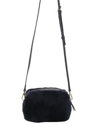 Navy-farbenes Kunstfell-Crossbody-Tasche mit rechteckiger Form, ausgestattet mit einem oberen Reißverschluss und einem eleganten, verstellbaren schwarzen Ledertrageriemen.