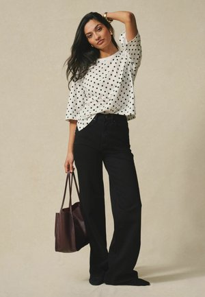 RELAXED BOXY ELBOW LENGTH CREW NECK  - T-Shirt print - white black polka dot