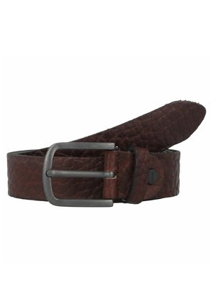 Bruine leren riem met een gemêleerde afwerking, voorzien van een rechthoekige metalen gesp in een matte zilverkleur. Het uiteinde is taps toeloopend.