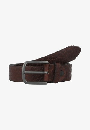 Bruine leren riem met een gemêleerde afwerking, voorzien van een rechthoekige metalen gesp in een matte zilverkleur. Het uiteinde is taps toeloopend.