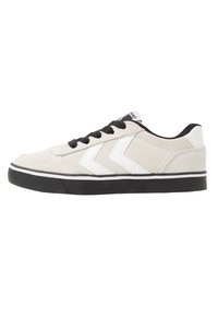 Hellgraue Wildledersneaker mit schwarzen Schnürsenkeln und einem weißen Logo. Verfügt über eine schwarze Gummisohle und weiße Akzente an den Seiten und der Ferse.