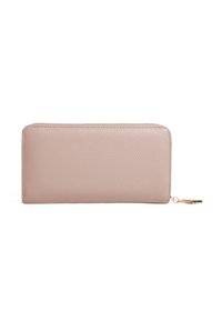 Portafoglio in pelle di un rosa morbido con una finitura texturizzata. Presenta una chiusura a zip dorata e un accento con portachiavi. Forma rettangolare, design compatto.
