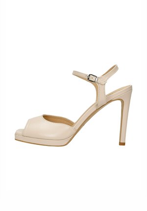 Sandale beige à talon haut ouvert avec bride à la cheville et boucle, talon aiguille fin, et légère semelle plateforme.