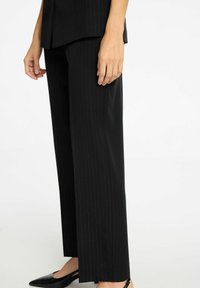 Selected Femme MIT WEITEM BEIN NADELSTREIFEN - Stoffhose - black