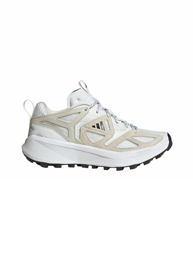 Scarpe da corsa leggere con tomaia in rete bianca e accenti beige, suola testurizzata e tacchetti neri per la trazione. Dettagli riflettenti presenti.