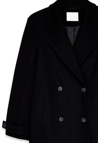 Čierny vlnený kabát s klopovými goliermi, dvojradovým zapínaním na gombíky a bočnými vreckami. Vlastnosti zahŕňajú štruktúrovanú tkaninu a prispôsobený strih.