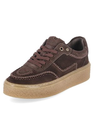 Sneaker low-top in camoscio marrone con suola beige spessa, cuciture decorative e lacci marroni, angolata per mostrare il lato esterno e la parte superiore.