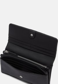Czarny skórzany portfel o fakturowanym wykończeniu, wyposażony w wiele przegródek na karty, kieszeń zapinaną na zamek oraz zapięcie na zatrzask na górnej klapie.