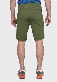 Grüne Cargo-Shorts verfügen über einen geraden Schnitt, zwei Seitentaschen und eine Rückentasche mit Reißverschluss. Der Stoff ist strapazierfähig und hat eine glatte Textur.