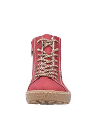 Rote Lederstiefelette mit strukturiertem Oberflächenmaterial, goldenen geflochtenen Schnürsenkeln und einer klobigen, hellbraunen Sohle. Seitenreißverschluss für einfaches An- und Ausziehen.