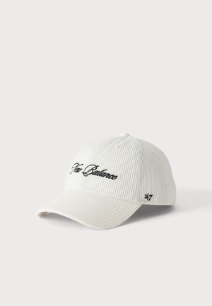 Weißes geripptes Baseballcap mit "New Balance" in schwarzer Schrift vorne und "47" an der Seite gestickt.