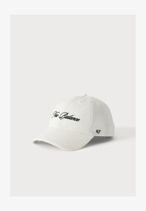 Weißes geripptes Baseballcap mit "New Balance" in schwarzer Schrift vorne und "47" an der Seite gestickt.