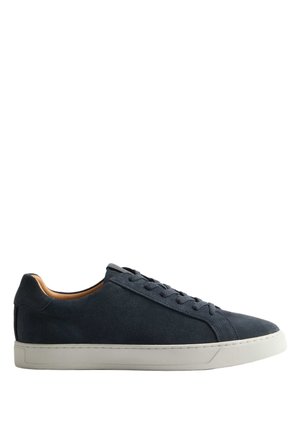 Navyblå ruskind lavtop-sneaker med hvid gummisål og matchende navy snørebånd, set fra siden på en hvid baggrund.