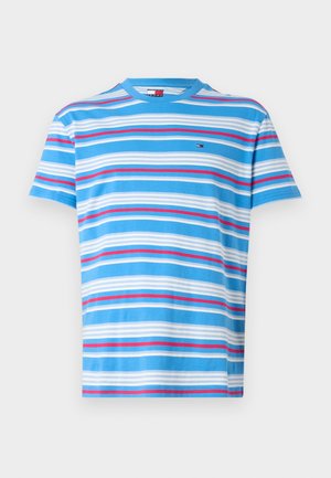 Camiseta de manga corta a rayas en azul claro, con rayas horizontales blancas y rojas. Cuello redondo y tejido de algodón suave.